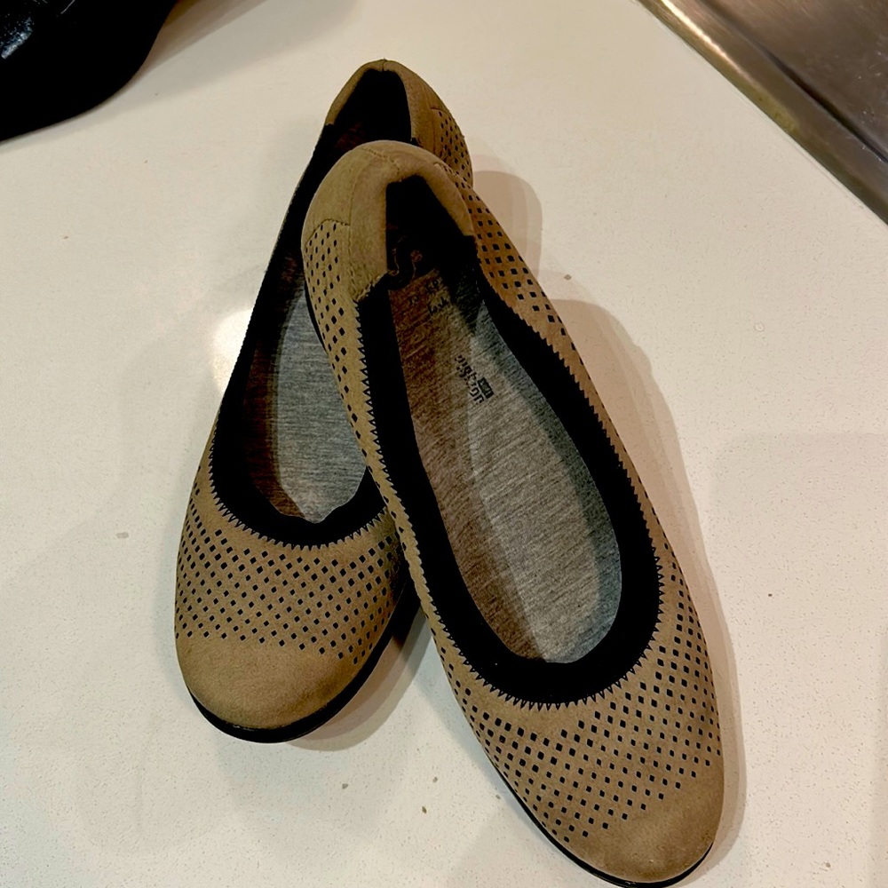 Great run around shoe supermarket, walk-in school,walking your dog Sat.shoe nice